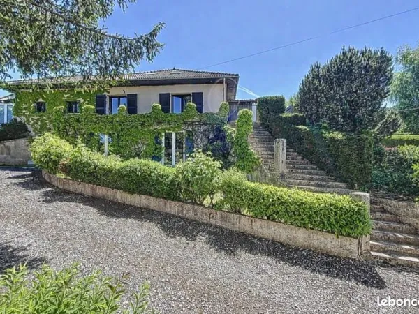 Maison familiale avec piscine, grand terrain et aucun vis-à-vis - Dunières