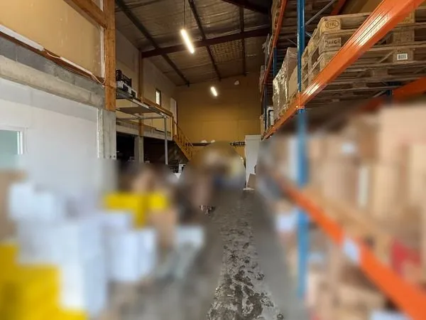 Vente bâtiment dépôt dans une zone très dynamique