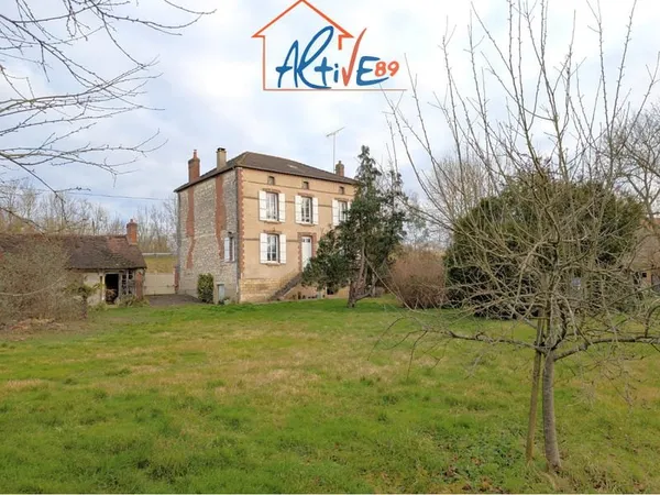 Maison bourgeoise ancienne au centre de Joigny de 152m² habitable et jardin constructible de 3368m²