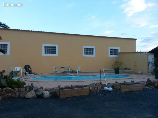 Entrepôt Garage Appartements sur cour goudronnée de 5000 m2