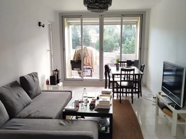 À vendre ST Loup - T4 traversant 65 m² - Rénové - Vue collines +parking, balcons et cave