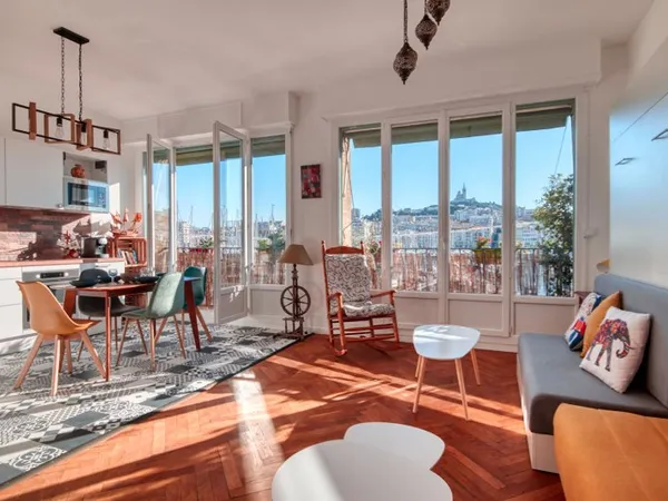 STUDIO MEUBLE AVEC VUE EXCEPTIONNELLE SUR LE VIEUX-PORT