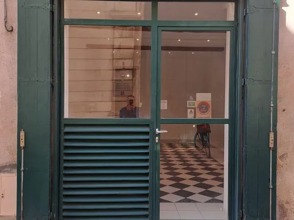 Local commercial nimes ecusson