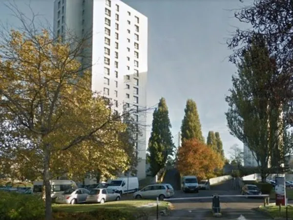 Parking extérieur sécurisé par barrière