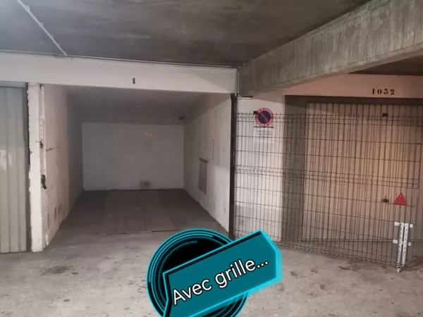 Parking fermé par une grille A LOUER