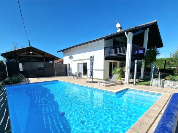 Vends maison au calme avec grande piscine