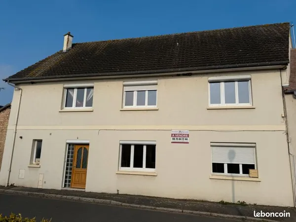 À vendre - Maison de bourg avec potentiel locatif - Proche Caen dans un bourg avec commerces