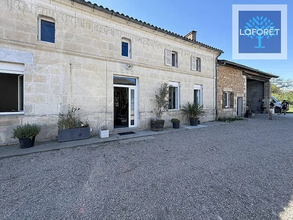 Maison pierre avec ses dépendances