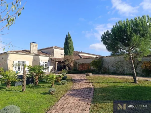 Maison En Pierre Avec Jardin Clos Et Garage