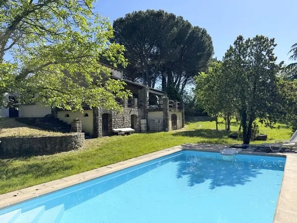 Au milieu d'un terrain arboré de 4350 m2, une maison de 107 m2 habitables