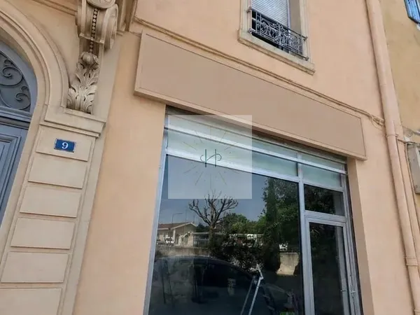 Local commercial d'environ 67 m2 tous commerces