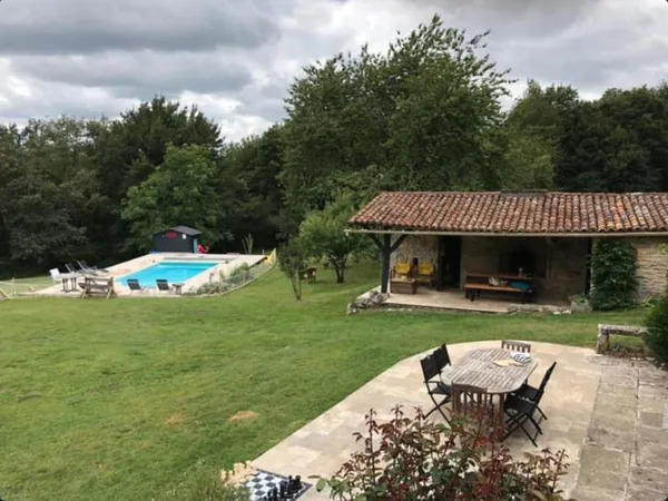Longère Charentaise avec Piscine et dépendances