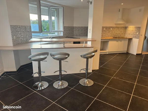 Appartement à louer quartier calme . Pas de voisins au dessus ni en dessous. 1er étage. Une grande p
