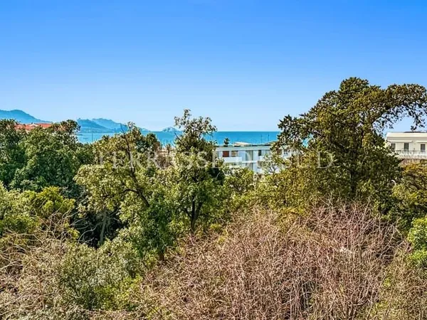 Vente Appartement 4 Pièces 125 m2 avec Chambre de service, Terrasse Vue Mer et Cave - Quartier La Pl