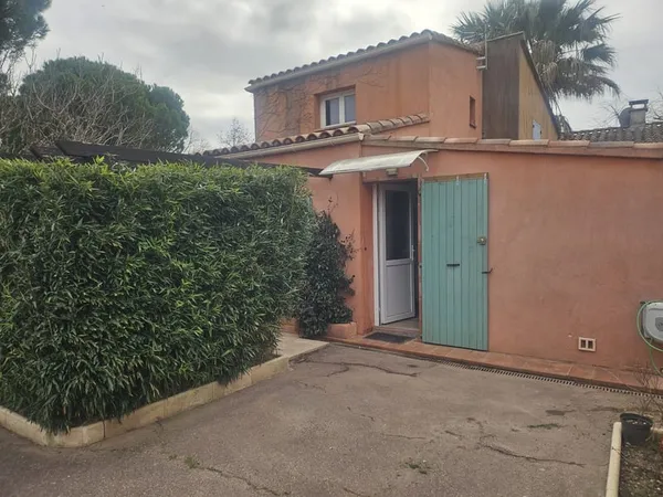 CAMARET T2 MEUBLE AVEC TERRASSE ET PARKING