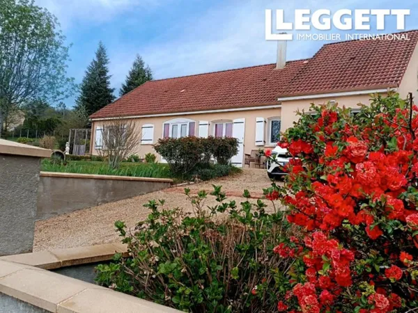 Maison indépendant de 3 chambres avec garage attenant, situé dans un lotissement très calme.