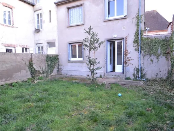 ST POURCAIN S/SIOULE, F2 au rdc avec jardinet
