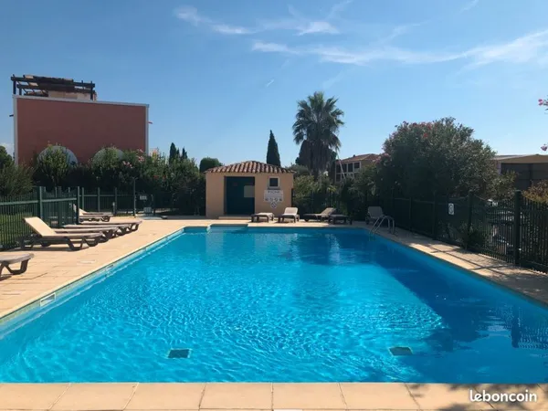 Location Port-Grimaud : 68m2, 2 chambres, piscine, parking, plage à pied