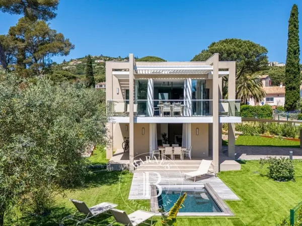 LOCATION SAISONNIÈRE - GRIMAUD - ACCES MER A PIED - 4 CHAMBRES - PISCINE