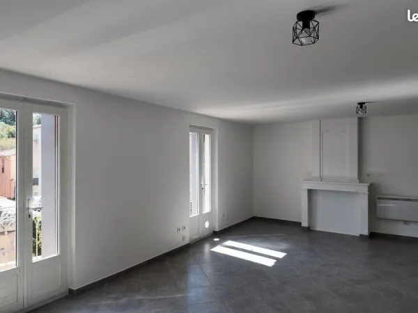 Appartement rénové 70m2 habitable - Hyper centre Bédarieux - Lumineux - Cour intérieure + balcon