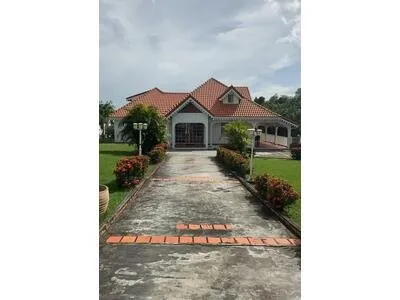 A vendre magnifique villa T6 avec piscine et proche des plages