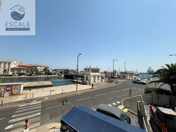 VENTE GRAND TYPE 4 AU 1ER ETAGE AVEC VUE SUR QUAI / MER EN C