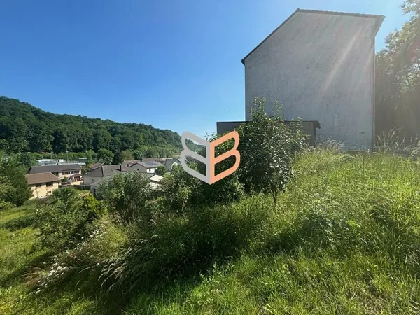 Terrain constructible proche du centre du village