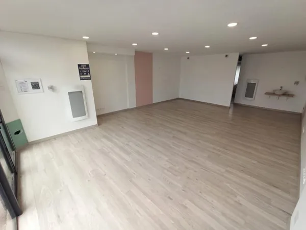 Local 61 m²