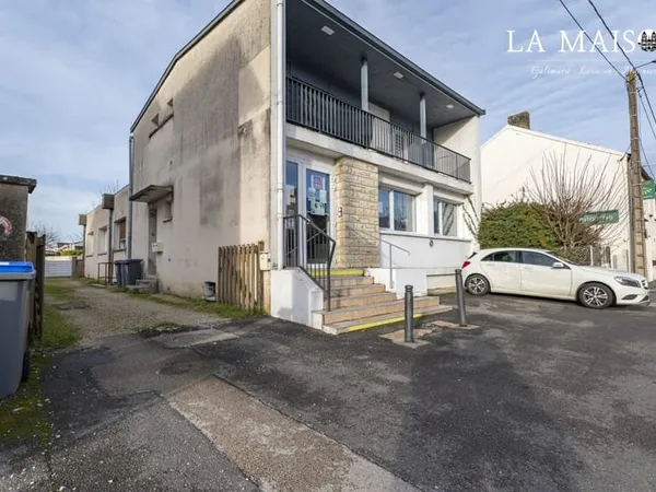 Immeuble : local, 3 appartements, 3 caves et places de parking