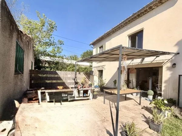 Maison de village de 190m2, avec 4 chambres, bureau, jardin et parking