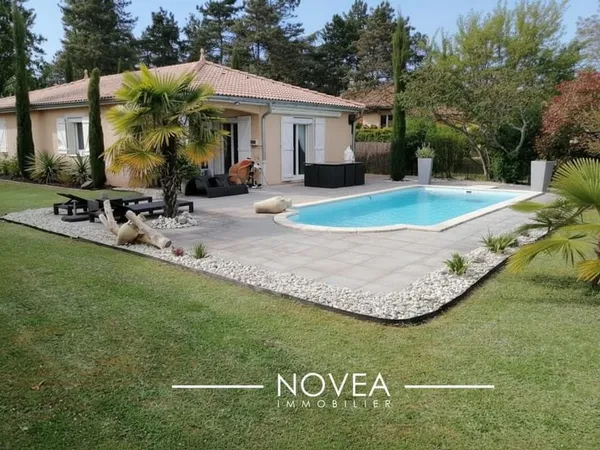 Maison indépendante avec piscine sur un terrain de 1100 m²