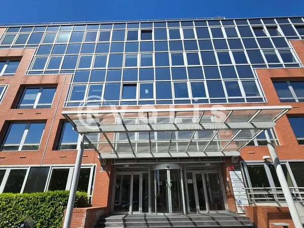 Bureaux - A LOUER - 242 m² non divisibles