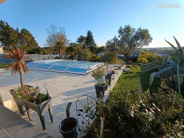 Maison de plain-pied, piscine et jardin arboré, proche de Royan, aucun travaux à prévoir