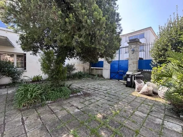 LE BOUSCAT / MAISON DE 230 M2 AVEC 6 CHAMBRES JARDIN D'ACCUEIL ET STATIONNEMENT