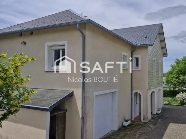 Maison d'habitation avec garages et terrain