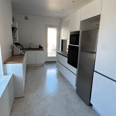 Maison avec garage et terasse