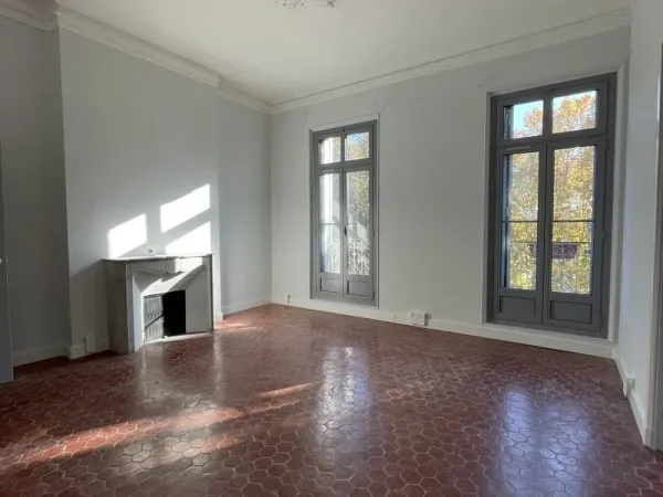Grand local professionnel rénové de 170 m2 Place de la Rotonde, Aix-en-Provence
