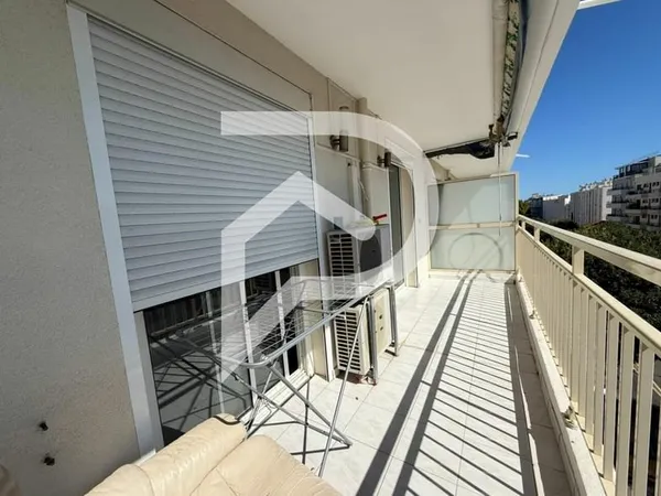 Appartement Antibes 3 pièce(s) 69 m2 traversant avec place de parking extérieur