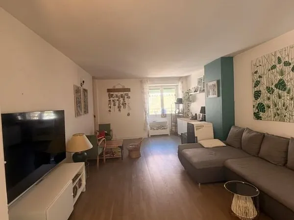 Maison 3 chambres - 100 m² avec cour et terrasse plein sud à Sainte-Colombe-sur-Seine