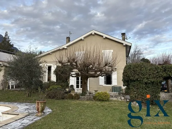 MAISON ANCIENNE AVEC BEAU TERRAIN ET VUE BELLEDONNE