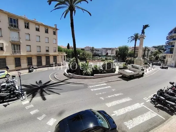 Spacieux deux pièces avec terrasse, au premier étage d'un bel immeuble dans le centre de Menton