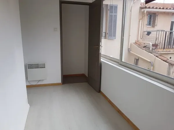 Appartement T 3 à 2 minutes à peids de la gare SNCF et Routère.