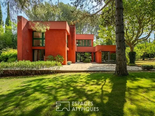 Maison moderniste avec parc et piscine