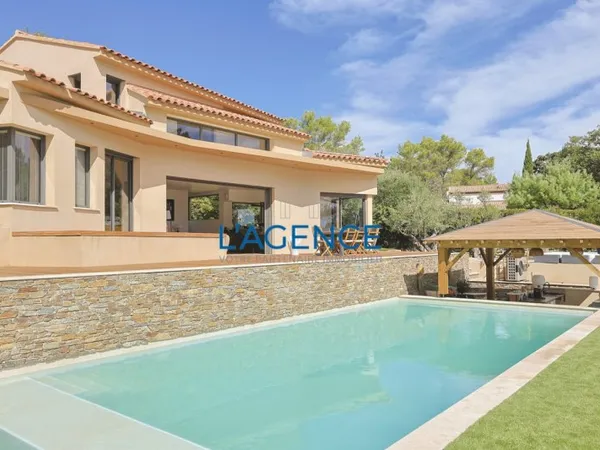 Villa d'architecte avec VUE MER et piscine en position dominant