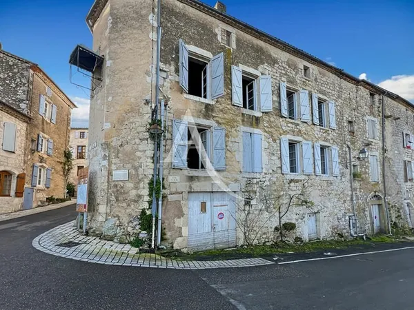 IMMEUBLE EN PIERRES au coeur d'une bastide