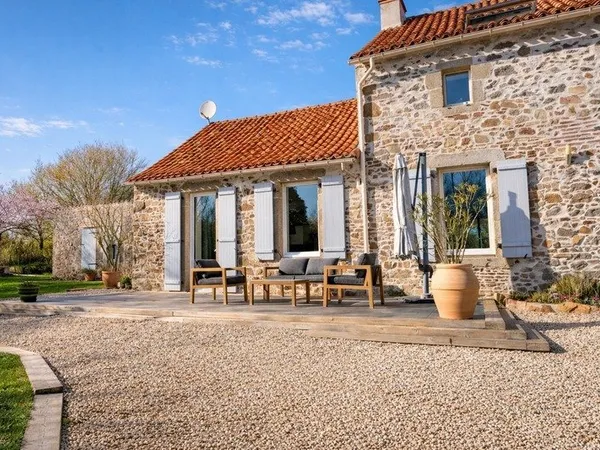 49360 Les Cerqueux - 20 min de Cholet - Longère 235 m² - 5/6 chambres - terrain 3 500 m² - activité 