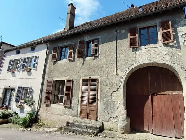 Montbozon - maison de village mitoyenne avec cave, greniers, dépendances et parcelles de terrain