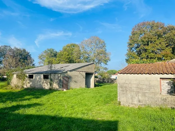 COMMEQUIERS - Terrain avec grange de 107 m²