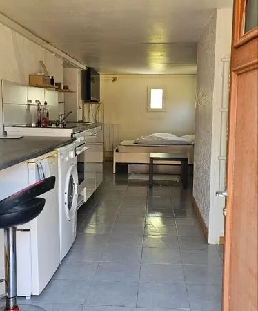Studio entièrement meublé très propre, au calme