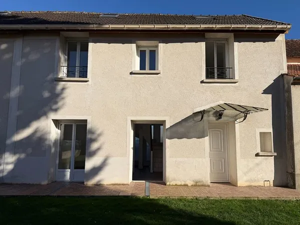 A vendre à Sammeron Maison de ville, 2 places de parking.